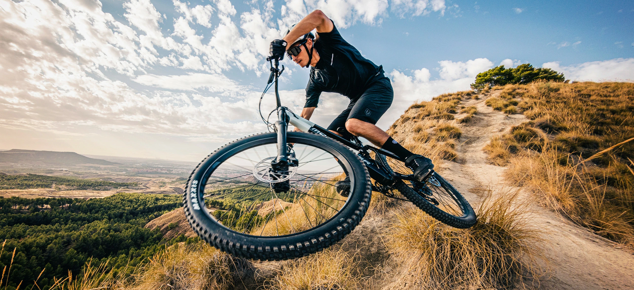 Framsida -Cyklar Elegant butik 1677240398 2560 63f8a84ee034d452017710 63cfcd0148c48211300672 banner web raze 2048x938 1