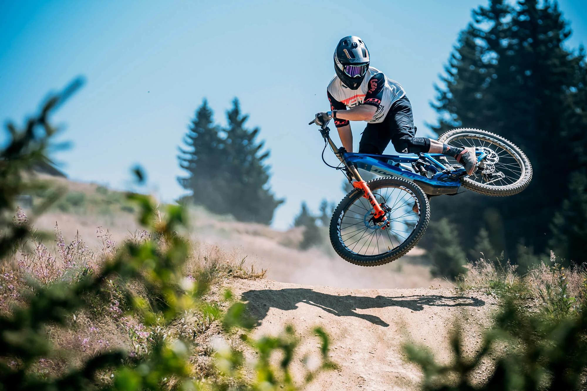 Framsida -Cyklar Elegant butik enduro inspired electronic bike shuttle lt pivot cycles australia